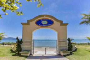 No mar, condomínio pé na areia